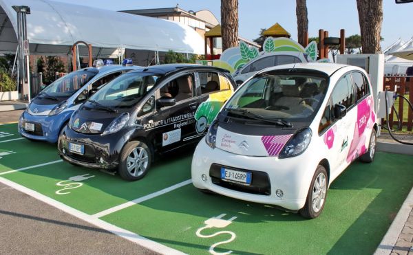 Tre Citroën C-Zero 100% elettriche dopo essersi «rifornite» di elettricità… Zero litri di carburante, zero emissioni di CO2 e zero inquinamento acustico. Ideale ai bisogni di mobilità sostenibile di cittadini e imprese, la C-Zero ha un’autonomia di 150 km e dimensioni compatte (3,48 m) che la rendono una cittadina doc, con un passo di ben 2,55 metri che favorisce l’abitabilità interna per quattro passeggeri e una capacità del bagagliaio pari a 166 litri Pomos 3